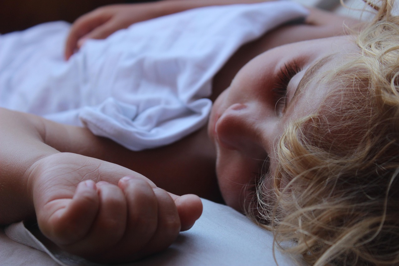 Кровать-чердак в детской комнате